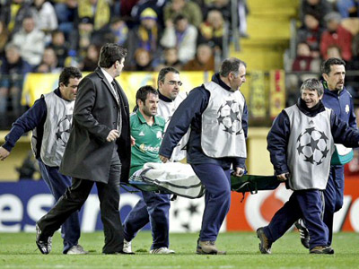  26일(한국시간) 스페인 비야레알 엘 마드리갈 스타디움에서 열린 UEFA 챔피언스리그 16강 1차전 비야레알과 파나티나이코스의 경기에서 파나티나이코스 기오르고스 카라구니스가 부상을 입고 실려나가고 있다. 