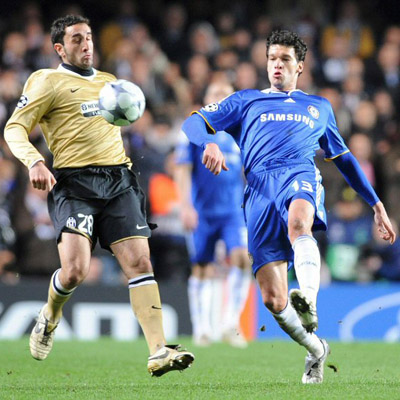  26일(한국시간) 영국 런던 스탬퍼드브리지에서 치러진 UEFA 챔피언스리그 16강 1차전 경기에서 첼시 미하엘 발라크와 크리스티안 몰리나로가 볼다툼을 하고 있다. 