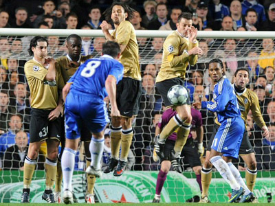  26일(한국시간) 영국 런던 스탬퍼드브리지에서 치러진 UEFA 챔피언스리그 16강 1차전 경기에서 첼시 프랭크 램퍼드가 디디에 드로그바에게 프리킥 하고 있다. 