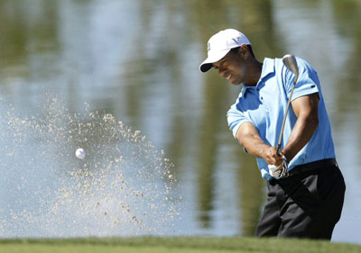 25일(현지시각) 미국 애리조나주 마라나의 리츠칼튼 골프장에서 열린 PGA 투어 WGC 악센추어 매치플레이 챔피언십 64강전에서 타이거 우즈가 벙커샷을 하고 있다. 