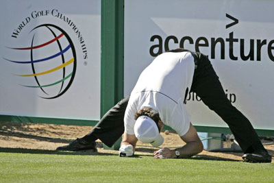 25일(현지시각) 미국 애리조나주 마라나의 리츠칼튼 골프장에서 열린 PGA 투어 WGC 악센추어 매치플레이 챔피언십 64강전에서 필 미켈슨이 스트레칭을 하고 있다. 