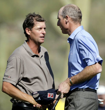 25일(현지시각) 미국 애리조나주 마라나의 리츠칼튼 골프장에서 열린 PGA 투어 WGC 악센추어 매치플레이 챔피언십 64강전에서 짐 퓨릭(오른쪽)과 앤더스 한센이 악수를 하고 있다. 