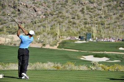 25일(현지시각) 미국 애리조나주 마라나의 리츠칼튼 골프장에서 열린 PGA 투어 WGC 악센추어 매치플레이 챔피언십 64강전에서 타이거 우즈가 티샷하고 있다. 