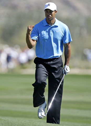 25일(현지시각) 미국 애리조나주 마라나의 리츠칼튼 골프장에서 열린 PGA 투어 WGC 악센추어 매치플레이 챔피언십 64강전에서 타이거 우즈가 자신의 샷에 만족하며 주먹을 불끈 쥐고 있다. 