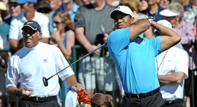 25일(현지시각) 미국 애리조나주 마라나의 리츠칼튼 골프장에서 열린 PGA 투어 WGC 악센추어 매치플레이 챔피언십 64강전에서 타이거 우즈가 샷을 하고 있다. 