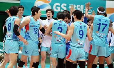 26일 인천 도원체육관에서 열린 프로배구 남자부경기에서 LIG손해보험에 세트스코어 3-2로 이긴 대한항공 선수들이 기뻐하고 있다. 