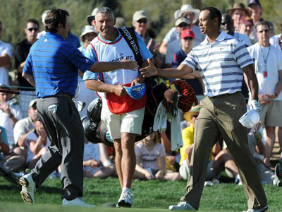 27일(한국시간) 미국 애리조나주 마라나의 리츠칼튼 골프장(파72.7천833야드)에서 열린 PGA 투어 WGC 악센추어 매치플레이 챔피언십 32강에서 승리한 팀 클라크와 타이거 우즈가 악수를 하고 있다. 