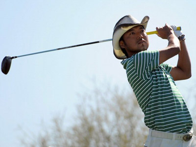 27일(한국시간) 미국 애리조나주 마라나의 리츠칼튼 골프장(파72.7천833야드)에서 열린 PGA 투어 WGC 악센추어 매치플레이 챔피언십 32강에서 카타야마 신고가 그의 티샷을 바라보고 있다. 