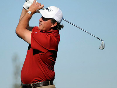 27일(한국시간) 미국 애리조나주 마라나의 리츠칼튼 골프장(파72.7천833야드)에서 열린 PGA 투어 WGC 악센추어 매치플레이 챔피언십 32강에서 3번홀에서 필 미켈슨이 자신의 샷을 바라보고 있다. 