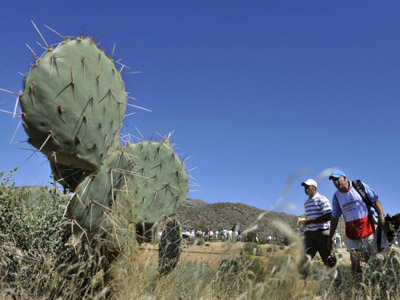 27일(한국시간) 미국 애리조나주 마라나의 리츠칼튼 골프장(파72.7천833야드)에서 열린 PGA 투어 WGC 악센추어 매치플레이 챔피언십 32강에서 타이거 우즈와 그의 캐디 스티브 윌리엄스가 첫번째 페어웨이를 걷고 있다. 