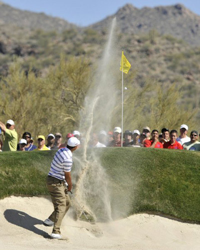27일(한국시간) 미국 애리조나주 마라나의 리츠칼튼 골프장(파72.7천833야드)에서 열린 PGA 투어 WGC 악센추어 매치플레이 챔피언십 32강에서 타이거 우즈가 벙커샷을 치고 있다. 