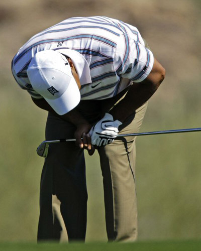 27일(한국시간) 미국 애리조나주 마라나의 리츠칼튼 골프장(파72.7천833야드)에서 열린 PGA 투어 WGC 악센추어 매치플레이 챔피언십 32강에서 타이거 우즈가 자신의 샷을 지켜보고 있다. 