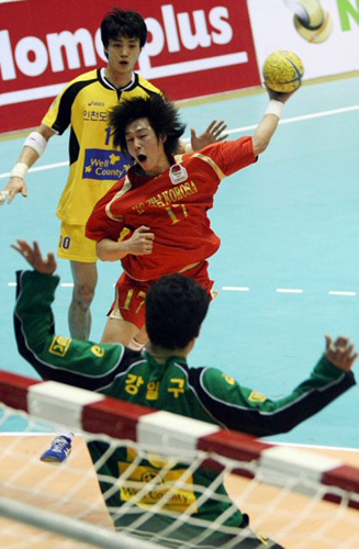 27일 오후 성남실내체육관에서 열린 2009 SK 핸드볼큰잔치 남자부 준결승 인천도시개발공사 대 HC경남코로사 경기에서 코로사 안종민이 강슛을 날리고 있다. 