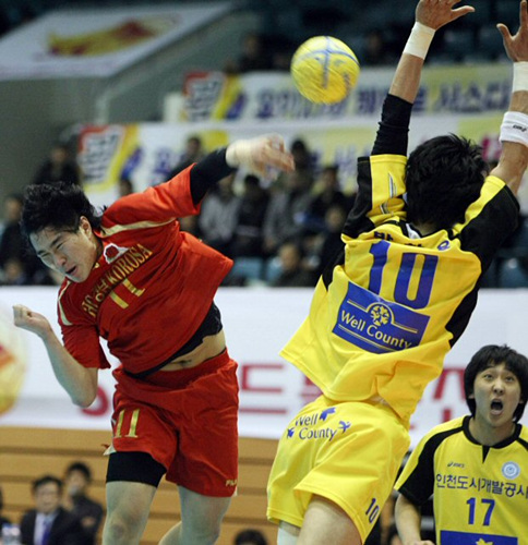 27일 오후 성남실내체육관에서 열린 2009 SK 핸드볼큰잔치 남자부 준결승 인천도시개발공사 대 코로사 경기에서 코로사 정수영이 강슛을 날리고 있다. 