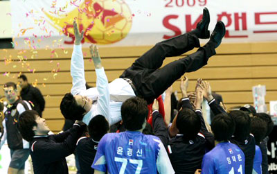 1일 오후 성남실내체육관에서 열린 2009 SK 핸드볼큰잔치 남자부 결승에서 인천도시개발공사를 28대23으로 물리치고 우승을 차지한 두산 선수들이 이상섭 감독을 헹가래하며 즐거워하고 있다. 