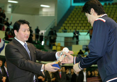 1일 오후 성남실내체육관에서 열린 2009 SK 핸드볼큰잔치 남자부 결승전 후 최태원(왼쪽) 대한핸드볼협회장이 남자부 MVP 두산 윤경신에게 트로피를 전달하고 있다. 