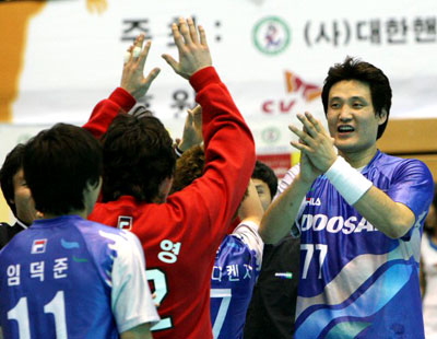 1일 오후 성남실내체육관에서 열린 2009 SK 핸드볼큰잔치 남자부 결승에서 인천도시개발공사를 28대23으로 물리치고 우승을 차지한 두산 선수들이 기뻐하고 있다. 