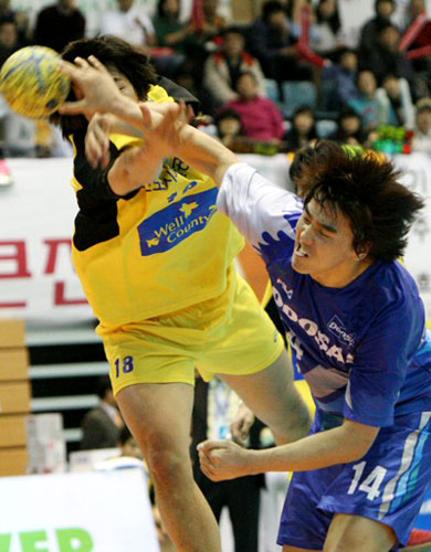 1일 오후 성남실내체육관에서 열린 2009 SK 핸드볼큰잔치 남자부 결승 인천도시개발공사와 두산의 경기에서 두산 오윤석(오른쪽)이 인천도개공 김동명을 앞에 두고 슛을 날리고 있다. 