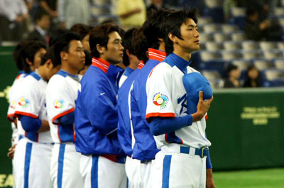  2일 오전 도쿄돔에서 열린 한국대표팀과 세이부 라이온스의 연습경기에서 김광현이 모자를 가슴에 얹고 애국가를 듣고 있다. 