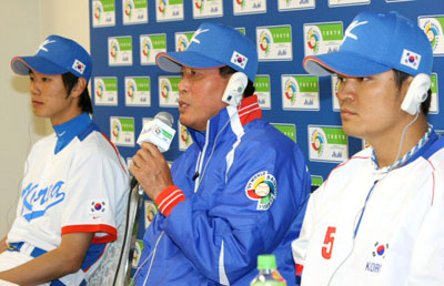  월드베이스볼클래식 아시아 예선을 앞두고 2일 오전 도쿄돔에서 열린 한국대표팀 공식기자회견에서 김인식 감독이 기자들의 질문에 답하고 있다. 