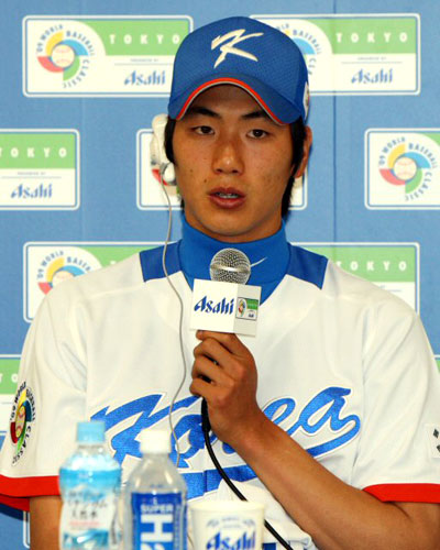 월드베이스볼클래식 아시아 예선을 앞두고 2일 오전 도쿄돔에서 열린 한국대표팀 공식기자회견에서 김광현이 기자들의 질문에 답하고 있다. 