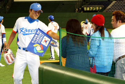 월드베이스볼클래식 아시아 예선을 앞두고 2일 오전 도쿄돔에서 캐치볼을 하던 이진영이 일본팬들에게 야구공을 건네주고 있다. 
