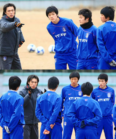 2일 경기도 파주NFC에서 열린 20세 이하 청소년 축구 대표팀 첫 소집 훈련, 홍명보 신임 감독이 선수들을 지도하고 있다. 