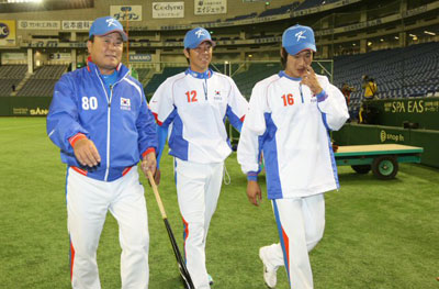 3일 일본 도쿄돔에서 WBC 대한민국 야구 대표팀과 일본 프로야구 요미우리 자이언츠의 연습경기 전,  임창용(가운데)이 도핑테스트를 위해 덕아웃으로 향하고 있다. 