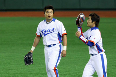 3일 일본 도쿄돔에서 WBC 대한민국 야구 대표팀과 일본 프로야구 요미우리 자이언츠의 연습경기 전, 대표팀 추신수(왼쪽)가 이용규의 훈련 모습을 지켜보고 있다. 