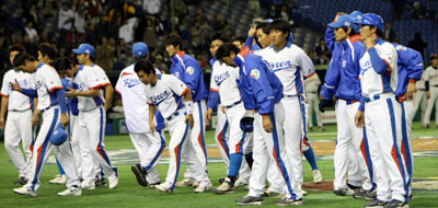3일 오후 일본 도쿄돔에서 열린 WBC 대한민국 야구 대표팀과 일본 프로야구 요미우리 자이언츠의 연습경기, 한국 대표티 선수들이 요미우리에 0대3으로 패한 후 인사를 하고 있다. 