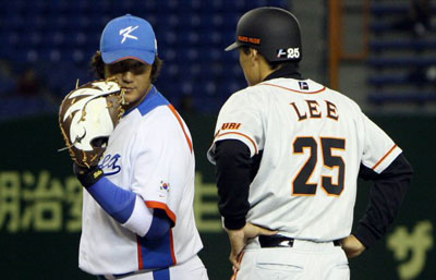 3일 오후 일본 도쿄돔에서 열린 WBC 대한민국 야구 대표팀과 일본 프로야구 요미우리 자이언츠의 연습경기, 내야안타로 출루한 요미우리 이승엽(오른쪽)이 한국 1루수 이대호와 대화를 하고 있다. 