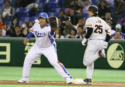 3일 오후 일본 도쿄돔에서 열린 WBC 대한민국 야구 대표팀과 일본 프로야구 요미우리 자이언츠의 연습경기, 요미우리 이승엽(오른쪽)이 한국 1루수 이대호가 공을 잡기 전 베이스를 밟고 있다. 