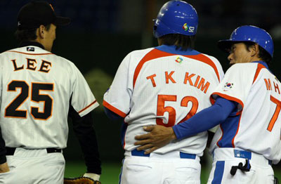 3일 오후 일본 도쿄돔에서 열린 WBC 대한민국 야구 대표팀과 일본 프로야구 요미우리 자이언츠의 연습경기,  한국 김태균(가운데)이 2회말 1사 상황에서 안타를 친 후 요미우리 1루수 이승엽(왼쪽)과 나란히 서있다. 