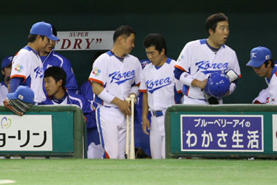 3일 오후 일본 도쿄돔에서 열린 WBC 대한민국 야구 대표팀과 일본 프로야구 요미우리 자이언츠의 연습경기,  한국 대표 선수들이 요미우리에 0대3으로 패한 뒤 인사를 하기 위해 걸어나오고 있다. 