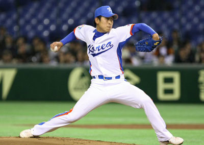 3일 오후 일본 도쿄돔에서 열린 WBC 대한민국 야구 대표팀과 일본 프로야구 요미우리 자이언츠의 연습경기, 한국 선발 투수 윤석민이 역투하고 있다. 