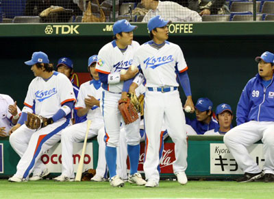 3일 오후 일본 도쿄돔에서 열린 WBC 대한민국 야구 대표팀과 일본 프로야구 요미우리 자이언츠의 연습경기, 김현수와 이진영이 관중석에 앉아있는 일본 선수들을 바라보고 있다. 