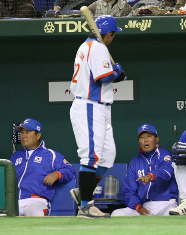 3일 오후 일본 도쿄돔에서 열린 WBC 대한민국 야구 대표팀과 일본 프로야구 요미우리 자이언츠의 연습경기, 김인식 야구 대표팀 감독이 김태균에게 뭔가를 지시하고 있다. 