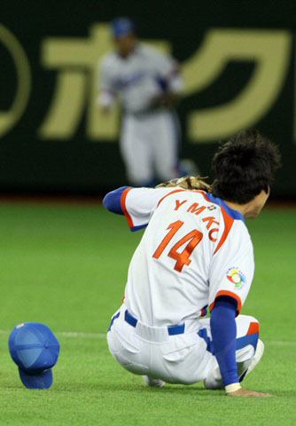 3일 오후 일본 도쿄돔에서 열린 WBC 대한민국 야구 대표팀과 일본 프로야구 요미우리 자이언츠의 연습경기, 한국 고영민이 요미우리 알폰소의 타구를 놓치고 있다. 