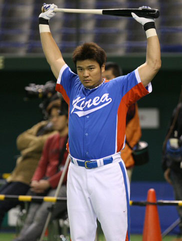 4일 일본 도쿄돔에서 열린 월드베이스볼클래식(WBC) 대한민국 대표팀 공식 훈련에서 추신수가 타격 준비를 하고 있다. 