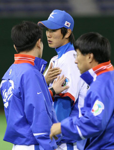  4일 일본 도쿄돔에서 열린 월드베이스볼클래식(WBC) 대한민국 대표팀 공식 훈련 전, 김광현이 어깨를 만지며 이야기를 나누고 있다. 