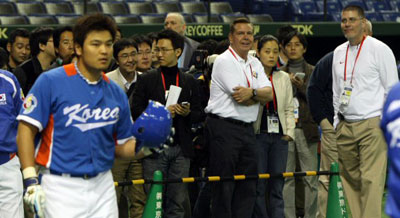 4일 일본 도쿄돔에서 열린 월드베이스볼클래식(WBC) 대한민국 대표팀 공식 훈련에서 WBC 아시아예선전 담당 주치의인 토마스씨(가운데 흰 상의)가 한국팀 트레이너(오른쪽)와 함께  추신수의 훈련 모습을 지켜보고 있다. 