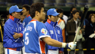 4일 일본 도쿄돔에서 열린 월드베이스볼클래식(WBC) 대한민국 대표팀 공식 훈련에서 김인식 감독(왼쪽)이 추신수 등 선수들의 훈련 모습을 지켜보고 있다. 