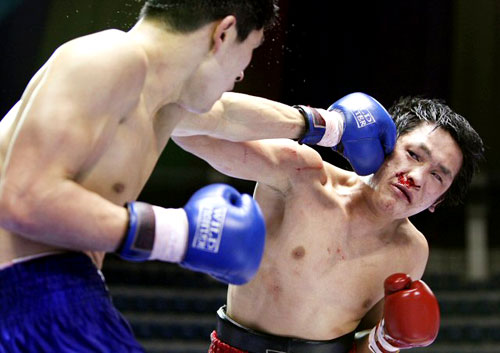 4일 오후 서울 장충체육관에서 열린 제35회 프로복싱 신인왕전 웰터급 결승전에서 박재성(왼쪽)이 김경진의 얼굴에 주먹을 날리고 있다. 