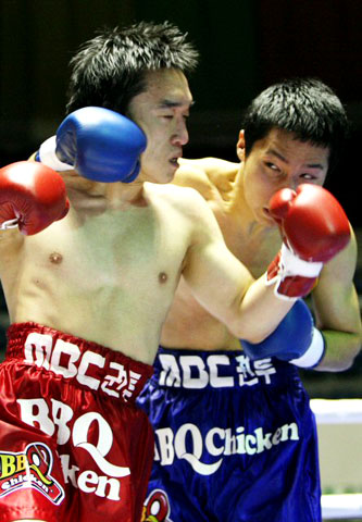 4일 오후 서울 장충체육관에서 열린 제35회 프로복싱 신인왕전 슈퍼밴텀급 결승전에서 이현우(오른쪽)가 김연준의 얼굴에 주먹을 날리고 있다. 