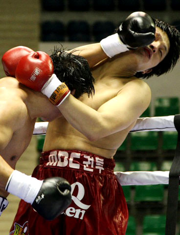 4일 오후 서울 장충체육관에서 열린 제35회 프로복싱 신인왕전 헤비급 결승전에서 이종석(왼쪽)이 김동억 얼굴에 펀치를 날리고 있다. 