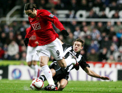 5일 오전(이하 한국시간) 영국 뉴캐슬 세인트 제임스파크 스타디움에서 열린 뉴캐슬 유나이티드와 2008-2009 잉글랜드 프로축구 프리미어리그 원정경기에서 디미타르 베르바토프가 뉴캐슬 공격수 앨런 스미스에게 태클을 당하고 있다. 