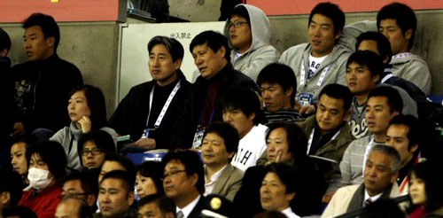 WBC 한국대표팀 선수들이 5일 도쿄돔에서 일본과 중국의 개막전을 지켜보고 있다. 왼쪽부터 이범호, 김태균, 김현수, 강민호. 