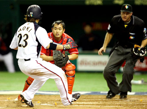 5일 도쿄돔에서 열린 WBC 아시아예선 일본과 중국의 경기 3회말. 아오키가 이나바의 내야 땅볼 때 홈에서 아웃되고 있다. 