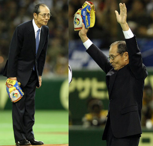 일본의 전설적인 야구영웅 오사다하루 전 소프트뱅크 호크스 감독이 5일 도쿄돔에서 열린 월드베이스볼클래식(WBC) 개막전 시구 후 인사를 하고있다. 