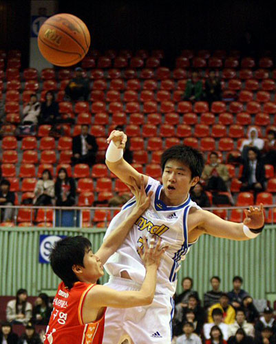 5일 서울 잠실실내체육관에서 열린 2008-2009 프로농구 서울 삼성-울산 모비스 경기에서 삼성 강혁이 상대 수비를 피해 패스를 시도하고 있다. 